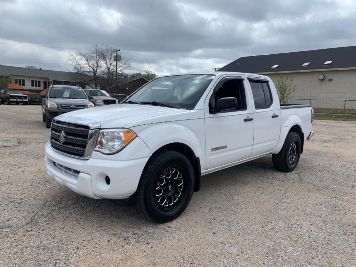 2012 White Suzuki Equator Sport Crew Cab 2WD (5Z61D0ER4CC) with an 4.0L V6 DOHC 24V engine, Automatic transmission, located at 1830 North Belt Line Road, Irving, TX, 75061, (469) 524-0199, 32.834373, -96.993584 - Photo#4